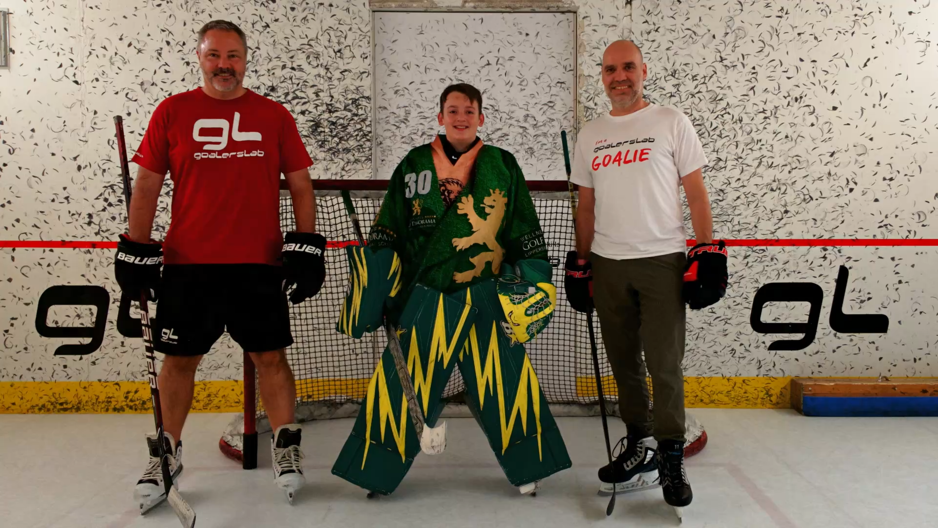 Linus Guler mit Philipp und Andreas von GoalersLab auf dem Eis