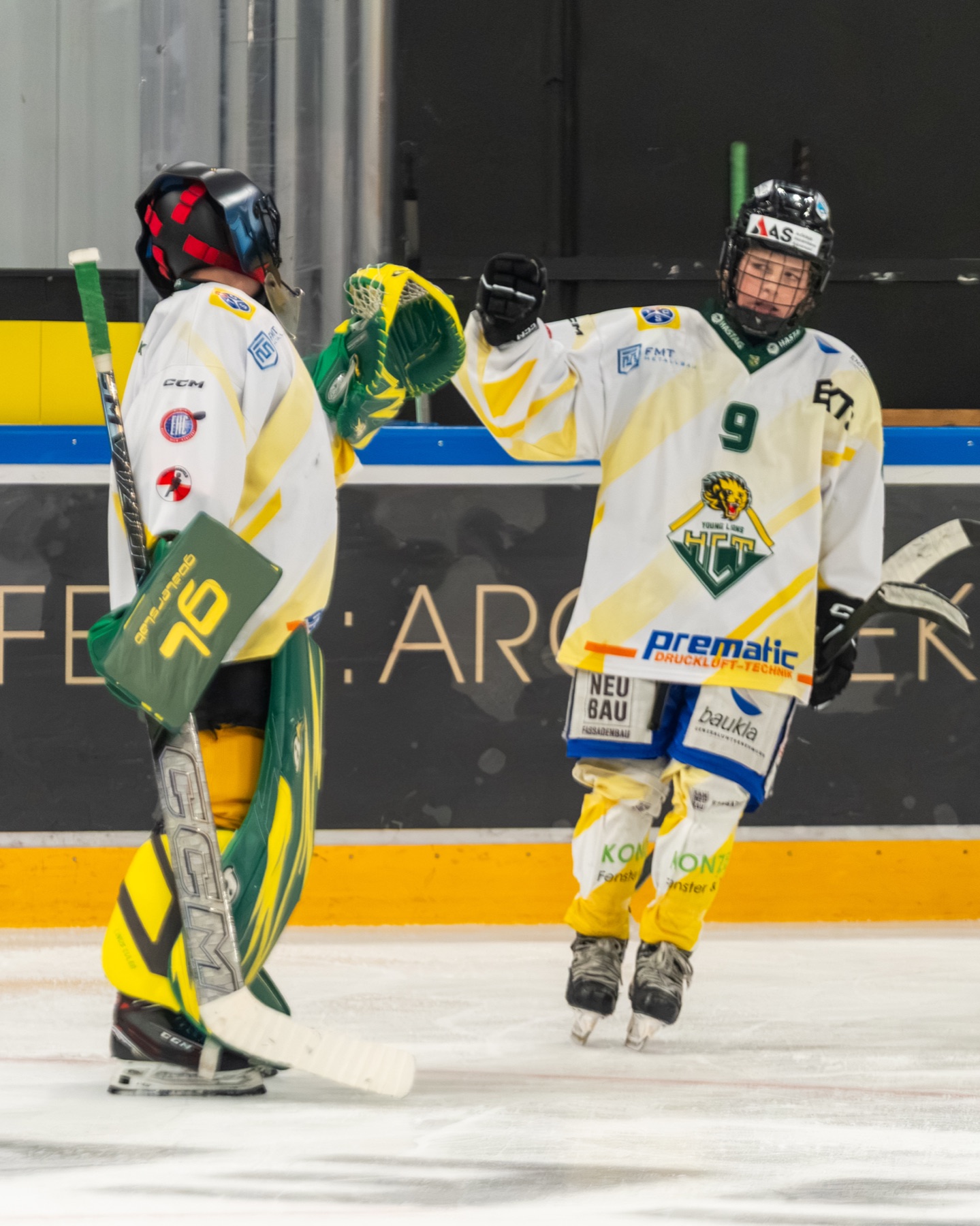 Linus Guler und ein Mitspieler geben sich einen Fistbump