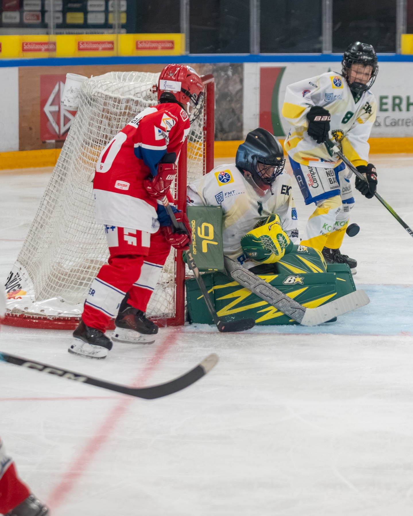 Linus Guler sichert den Puck vor dem Tor