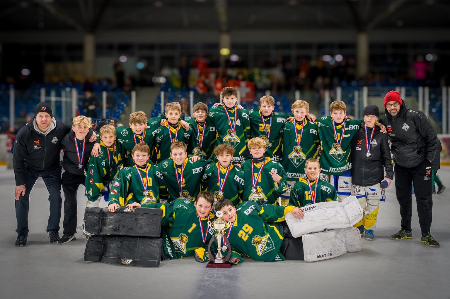 HCT Young Lions U14-Elit als Mannschaft mit Trainern, Medaillen und Pokal