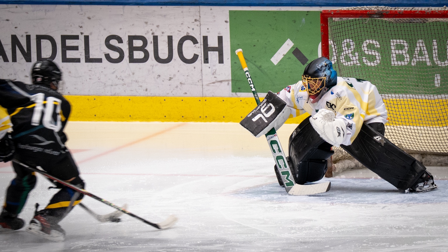 Linus Guler beim Goalietraining auf dem Eis